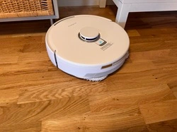 Narwal Freo Z10 städar i vardagsrummet